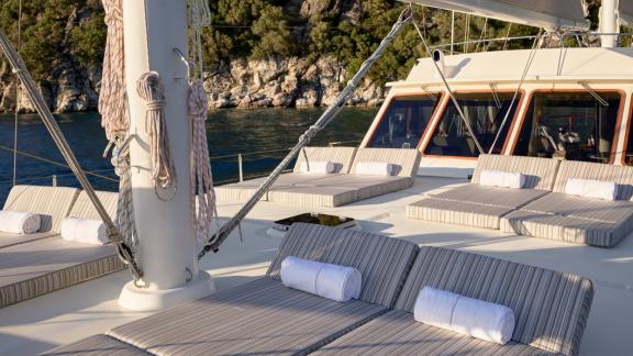 Bodrumda gulet kiralama seçeneği Kaftan ön güvertede geniş minderler ve deniz manzarası ile rahat güneşlenme alanı sunuy
