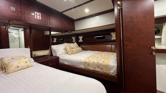 Bodrumda gulet kiralama seçeneği Kaftan triple kabin içinde üç yatak depolama alanı ve sıcak tasarım ile rahat konaklama