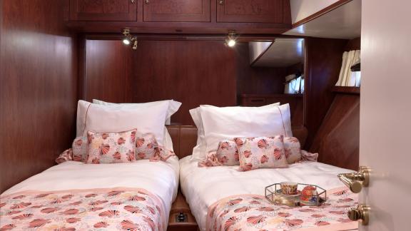 Bodrumda gulet kiralama seçeneği Kaftan kabin içinde iki ayrı yatak depolama alanı ve konforlu tasarım ile rahat konakla