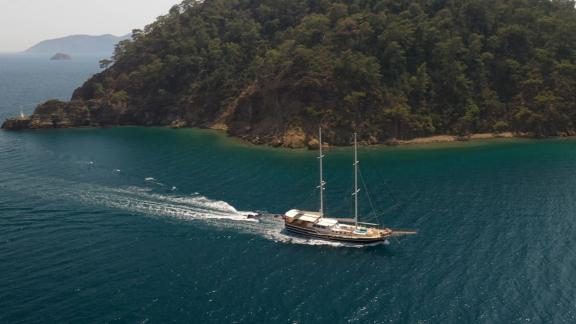 Entdecken Sie die Schönheit Bodrums an Bord unserer luxuriösen Yacht, umgeben von malerischen Landschaften.