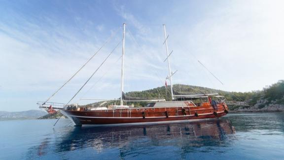 Elegante Holz-Gulet-Yacht umgeben von Natur und ruhigem Wasser.