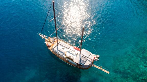 Die Gulet Cetin segelt ruhig auf strahlend blauem Wasser, ideal für einen entspannten Urlaub mit bis zu 6 Personen.