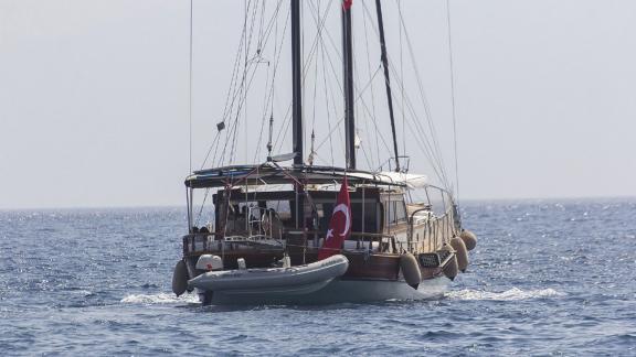 Die Gulet Cetin fährt mit einem Beiboot am Heck über das offene Meer, perfekt für bis zu 6 Personen.