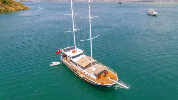 Die Gulet Kasapoglu 6 liegt vor Anker in einer ruhigen Bucht nahe der Küste von Fethiye, Türkei.