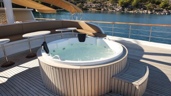 Whirlpool auf dem Deck einer Yacht.