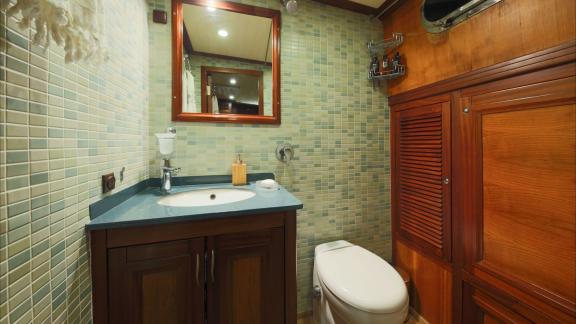 На Родосе аренда гулета Lady Freya ванная с раковиной зеркалом и удобным современным интерьером.