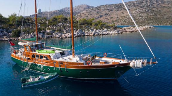 На Родосе аренда гулета Lady Freya в чистых водах с просторной палубой и живописной природой.