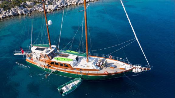 На Родосе аренда гулета Lady Freya с высоты в прозрачной воде с просторной палубой и комфортной зоной отдыха.