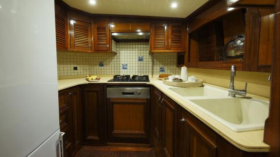 На Родосе аренда гулета Lady Freya кухня с плитой раковиной и удобной рабочей зоной для приготовления.