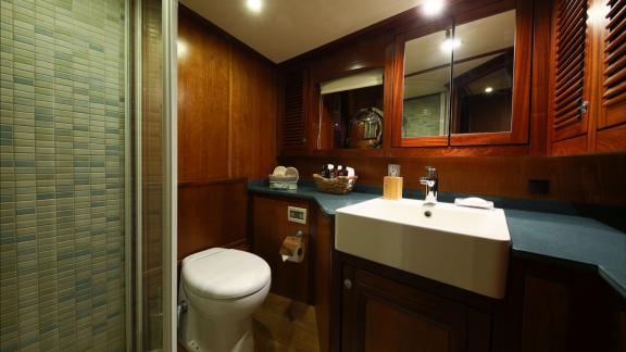 На Родосе аренда гулета Lady Freya ванная с душевой кабиной раковиной и современным интерьером.