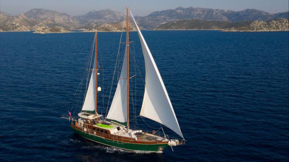 На Родосе аренда гулета Lady Freya под парусом в открытом море с просторной палубой и морским пейзажем.