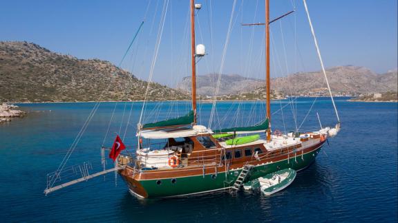 На Родосе аренда гулета Lady Freya на якоре в спокойной бухте с просторной палубой и природным видом.