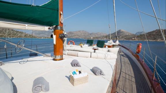 На Родосе аренда гулета Lady Freya носовая палуба с лежаками и видом на море для отдыха.