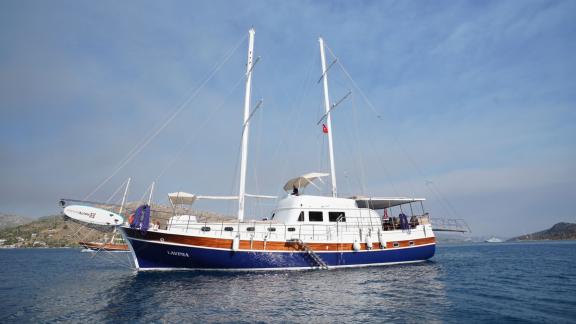 Rent the Gulet Lavinia with 5 cabins for up to 10 people in Marmaris and experience luxury.