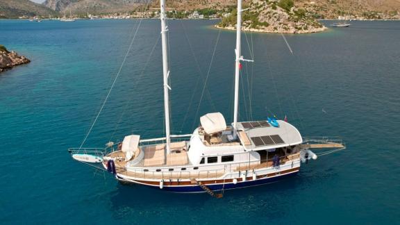 Discover the Gulet Lavinia in picturesque turquoise waters around Marmaris.