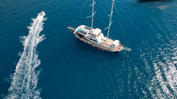 Erleben Sie die Gulet Lavinia mit einem schnellen Beiboot auf dem blauen Wasser von Marmaris.