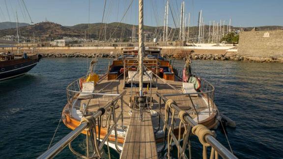 Eine traditionelle türkische Gulet liegt im Hafen von Bodrum, Türkei. Die Aufnahme zeigt das Heck des Schiffes, die Brüc