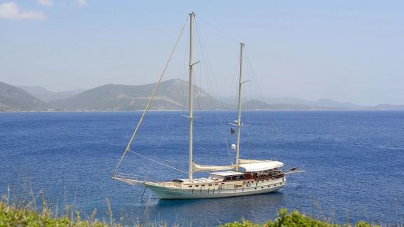Liberte 11 guleti Bodrum açıklarında sakin denizde demirli halde klasik gulet kiralama deneyimi sunuyor.