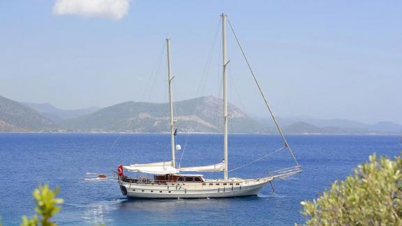 Die Gulet Liberte 11 liegt ruhig vor Bodrum vor Anker und bietet klassische Yachtferien auf See.