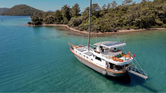 Erleben Sie die Gulet Limonata mit 3 Kabinen, die in einer malerischen Bucht in Göcek, Türkei, ankert. Ideal für ruhige 