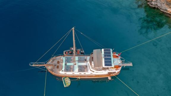 Genießen Sie die Draufsicht auf die Gulet Limonata mit 3 Kabinen, die in kristallklarem Wasser in Göcek, Türkei, ankert.