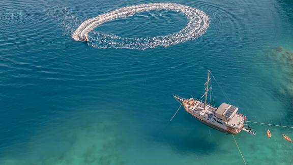 Entdecken Sie die Gulet Limonata mit 3 Kabinen in Göcek, Türkei, während Sie aufregende Wassersportaktivitäten genießen.