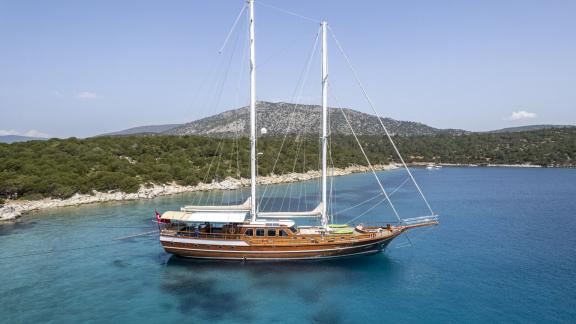 Die Gulet Lorient, ein elegantes Segelschiff mit fünf Kabinen, liegt vor Anker in den klaren Gewässern von Bodrum.