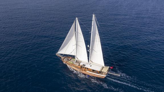 Die Gulet Lorient, ein elegantes Segelschiff mit fünf Kabinen, segelt majestätisch durch die blauen Gewässer von Bodrum.