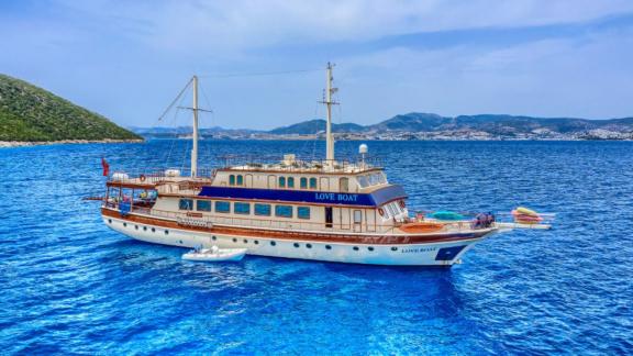 Die Gulet Love Boat, ein prächtiges zweistöckiges Schiff, liegt majestätisch im blauen Wasser