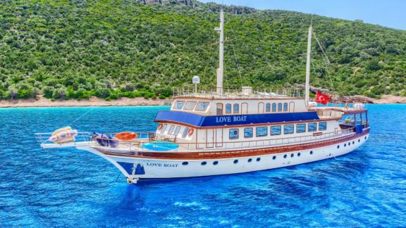 Die Gulet Love Boat liegt in einer ruhigen Bucht vor Anker in Bodrum