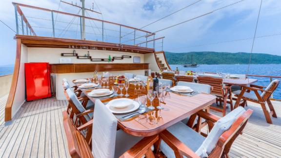 Der elegante Außenbereich der Gulet Love Boat, gedeckt für ein festliches Abendessen mit Meerblick