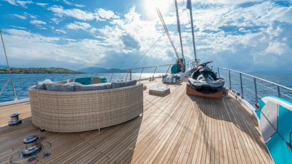 Erleben Sie eine luxuriöse Seereise mit einer Gulet-Miete in Bodrum. Großzügiges Deck, komfortable Lounge und Wasserspor