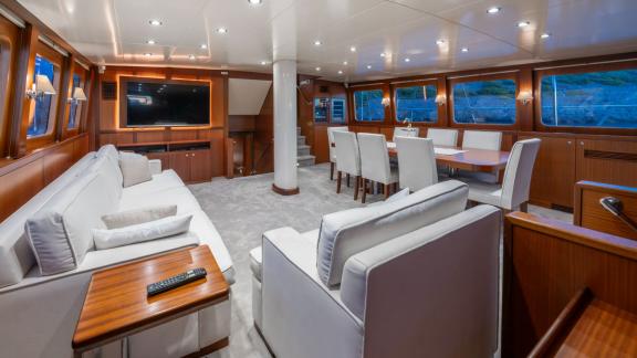 Luxuriöser Gulet-Charter in der Türkei mit elegantem Salon, gemütlicher Atmosphäre und atemberaubendem Meerblick.