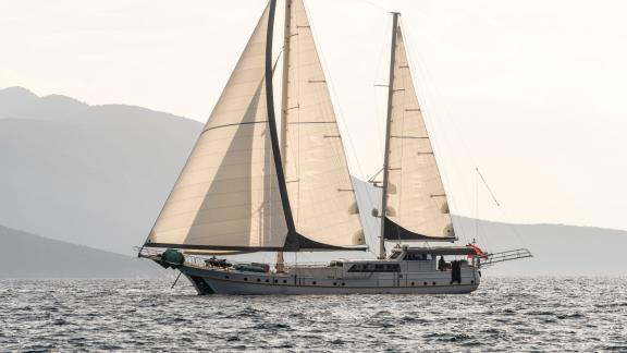 Entdecken Sie die einzigartigen Landschaften des Mittelmeers mit einer wöchentlichen Luxus-Yachtmiete in der Türkei. Per