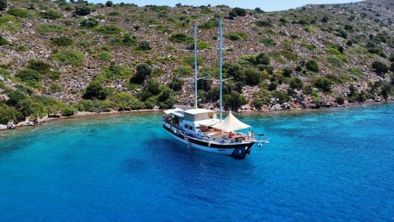 Die Mietgulet Mare Magico liegt in Marmaris nahe der Felsküste, mit klarem Wasser für eine Wochenreise.