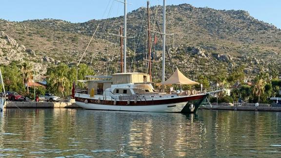Die Mietgulet Mare Magico liegt in Marmaris am Steg, mit Sonnensegel und Bergblick für Wochencharter.
