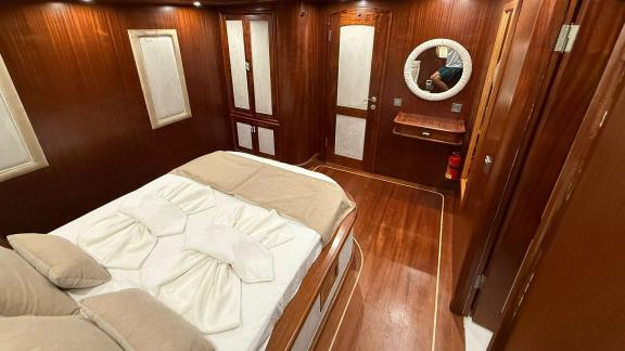 In der Mietgulet Mare Magico in Marmaris sind Doppelbett, Holzboden, Türen und Spiegel für Wochencharter zu sehen.