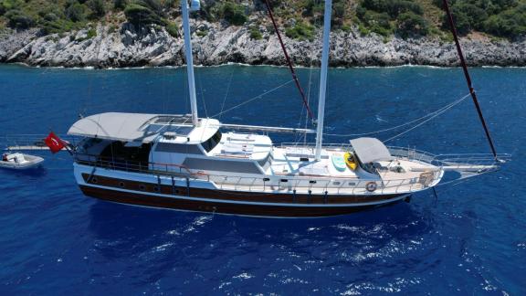 Traditioneller Gulet-Yacht in türkisfarbenem Wasser vor der Küste von Fethiye.