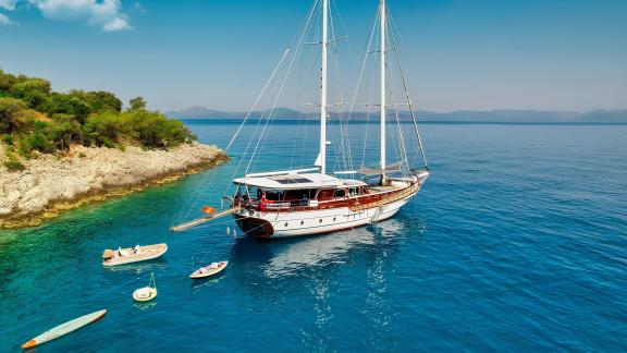 Genießen Sie Luxus auf der Gulet Yacht in Fethiye. Ideal für unvergessliche Momente auf dem Meer.