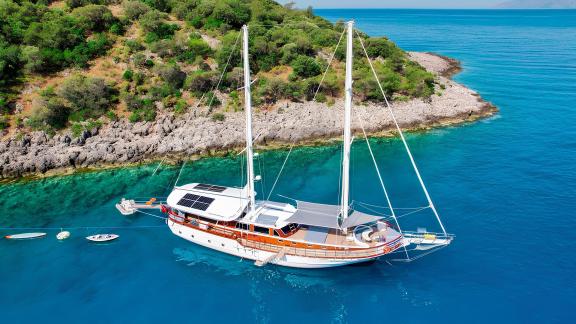 Fethiye'de bu muhteşem gulet ile şık bir şekilde yelken açın. Unutulmaz maceralar yaşayın.