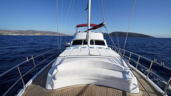 Entspannen Sie auf dem luxuriösen Sonnendeck der Gulet Mehmet Bey 1 in Bodrum.