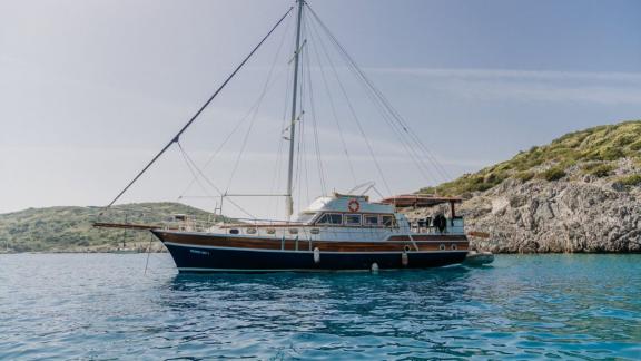 20 Meter Gulet Mehmet Bey 1 vor der Küste von Bodrum, ideal für unvergessliche Yachtcharter-Erlebnisse.