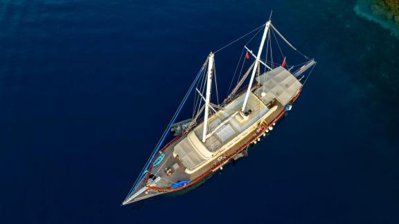 Die Gulet Memo aus Marmaris aus der Luft gesehen. Ideal für einen 8-Kabinen-Charter in der Türkei.