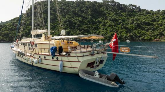 Der 8-Kabinen-Gulet Memo bietet ab Marmaris eine großzügige Heckfläche zum Entspannen.