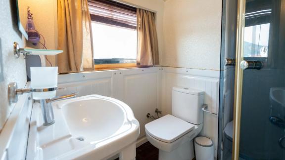 Das Badezimmer der Gulet Memo ab Marmaris bietet modernes Design mit Meerblick.