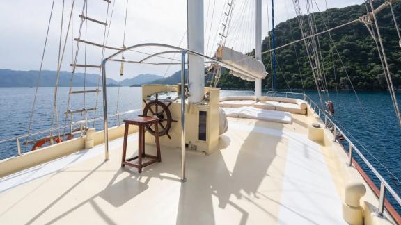 Das Oberdeck der 8-Kabinen-Gulet Memo ab Marmaris lädt mit schöner Aussicht zum Entspannen ein.