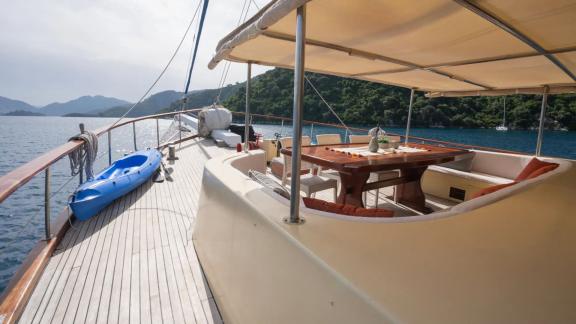 Das komfortable Vorderdeck der 8-Kabinen-Gulet Memo ab Marmaris lädt zum Entspannen ein.