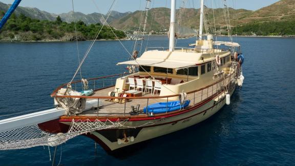 Die Gulet Memo mit 8 Kabinen bietet ein ideales Vorderdeck für Marmaris Guletcharter.