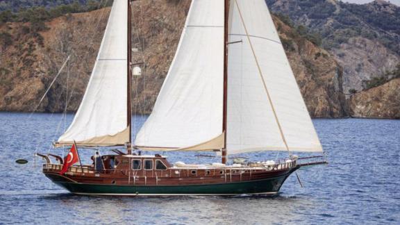 Traditionelle Gulet mit vollen Segeln vor der Küste von Marmaris, Türkei.