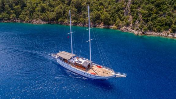 Der Gulet Milo M ist eine ideale Wahl für luxuriöse Yachtcharter in den Buchten von Fethiye.